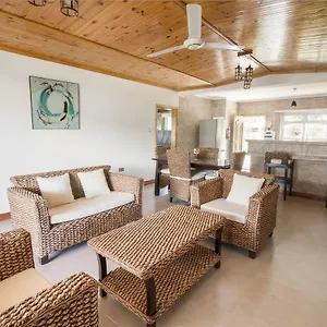 Flora's Self Catering Апартаменты Виктория